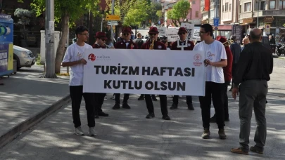 Liseliler Turizm Haftası İçin Yürüyüş Yaptı