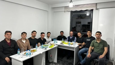Rektör Erdal İftarını Öğrenci Evinde Yaptı