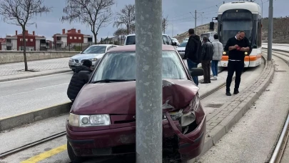 Virajı alamayan otomobil tramvay yoluna girdi