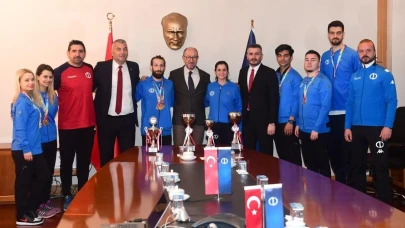 AÜ Rektörü Prof. Dr. Fuat Erdal madalya ve kupalarla dönen öğrencilerle buluştu