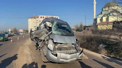 Eskişehir&#8217;de Korkunç Kaza: Kamyonla Çarpışan Otomobilde 3 Kişi Yaralandı, İkisi Ağır