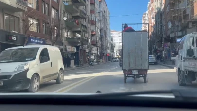 Karton yüklü motosiklet trafiği tehlikeye soktu