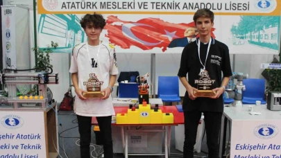 Robot Yarışmasında Dünya Bi̇ri̇nci̇si̇ Ve İki̇nci̇si̇ Olan Li̇se Öğrenci̇leri̇ Başarı Süreci̇ni̇ Anlattı