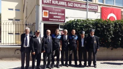 Eskişehir&#8217;de Polis Ekiplerinden Gaziler Günü Ziyareti