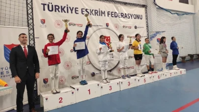 Eskişehirli Sporcular Eskrimde Büyük Başarı Gösterdi