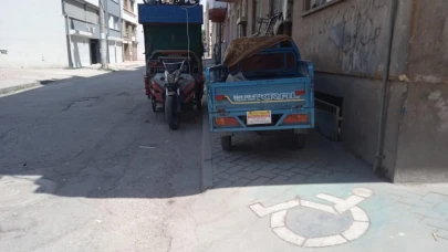 Eskişehir&#8217;de Engelli Rampasını Kapatanlar Tepki Çekti