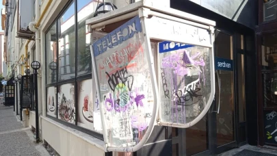 Eskişehir’de Parçalanmaya Yüz Tutan Telefon Kulübesi