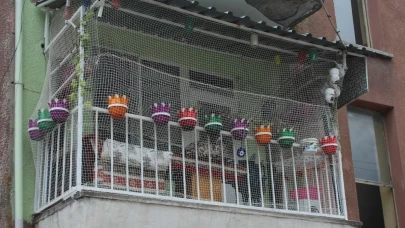 Eskişehir’de İlginç Balkon Sokağın İlgi Odağı Oldu