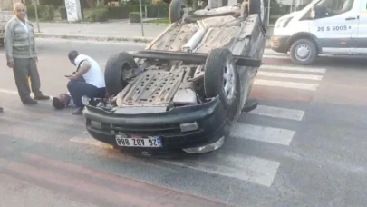 Eskişehir&#8217;de Takla Atan Araç Sürücüsünü Vatandaşlar Kurtardı