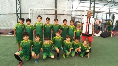 Eskişehir&#8217;de 35 Yıllık Tecrübesini Futbolcularla Paylaşıyor