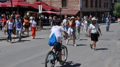 Eskişehir&#8217;de Sıcağa Rağmen Turistler Gezmeye Devam Etti