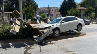 Eskişehir&#8217;de Bir Araç Çocuğa Çarpmamak için Refüje Çıktı