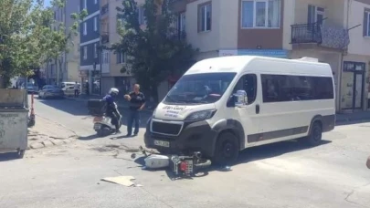 Eskişehir&#8217;de Servisin Altında Kalan Motosikletli Yaralandı