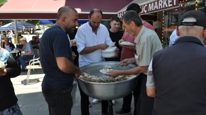 Eskişehir&#8217;de Paşa Mahallesi&#8217;nin Muhtarı Pilav Dağıttı