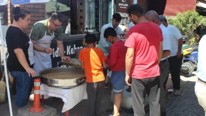 Eskişehir’de Bir Lokanta Vatandaşlara Aşure Dağıttı