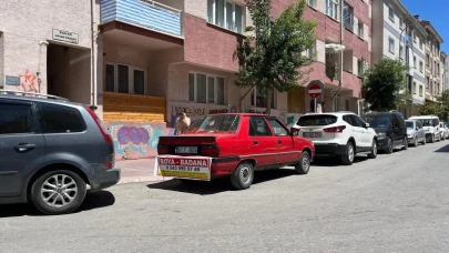 Eskişehir&#8217;de Aracın Arkasına İlginç Reklam Alan Şahıs