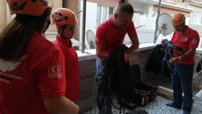 Eskişehir&#8217;de Bina Boşluğuna Düşen Kedi Kurtarıldı