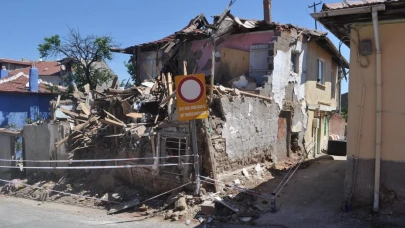 Eskişehir&#8217;de Korkutan O Bina Artık Yıkılıyor