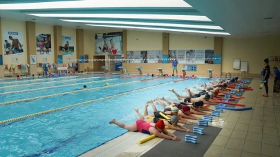 Eskişehir Tepebaşı&#8217;nda Yüzme Eğitimleri Devam Ediyor