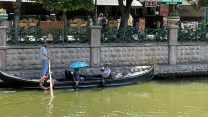Eskişehir’de Sıcaklarda Gondol Turu Yaparken Şemsiye Açtı