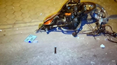 Eskişehir&#8217;de İkiye Bölünen Motorun Sürücüsü Yaralandı