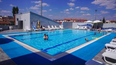 Eskişehir Tepebaşı&#8217;nda Halkın Havuz Keyfi