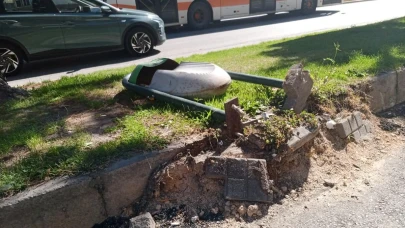 Eskişehir&#8217;de Vandallar Bu Sefer De Çöp Kutusunu Hedef Aldı