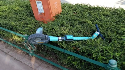 Eskişehir&#8217;de Çalıların Üzerine Atılan Scooter Tepki Çekti