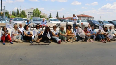 Eskişehir&#8217;de Sağlıkçılardan Maaşları için Oturma Eylemi