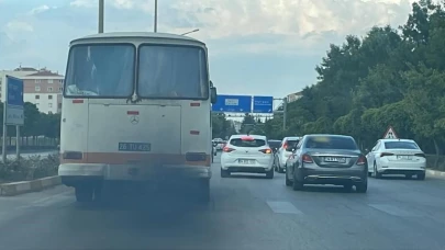 Eskişehir&#8217;de Siyah Duman Saçarak İlerleyen Otobüs