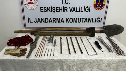 Eskişehir&#8217;de Jandarma Ekiplerinden Kaçak Kazıya Suçüstü