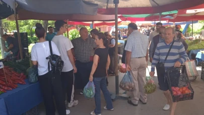 Eskişehir&#8217;de Pazar Tezgahlarında Bayram Öncesi Yoğunluğu