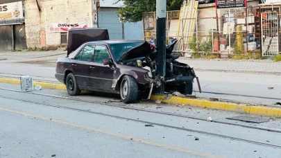 Eskişehir&#8217;de Tramvay Yolundaki Direğe Çarpan Araç