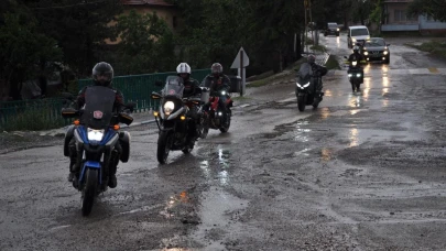 Eskişehir&#8217;de Motosiklet Derneğinden Köy Okuluna Kitap Bağışı