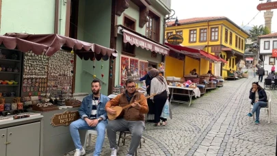 Eskişehir&#8217;de Esnaf Turistleri Türküleriyle Karşılıyor