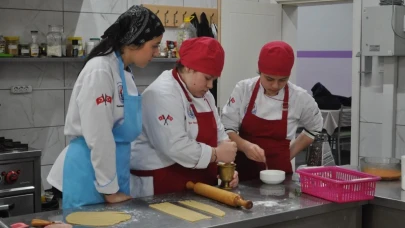 Eskişehir&#8217;de Öğrenciler Kardeşlerine Yemek Yapıyor