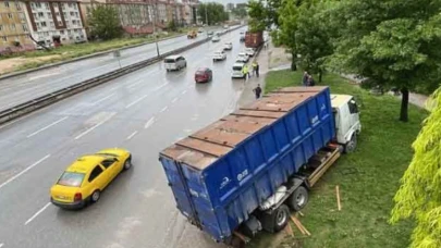 Eskişehir’de Kontrolden Çıkan Kamyon Kazası!