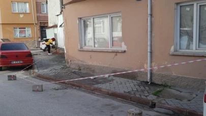 Eskişehir&#8217;de Sıvaları Dökülen Eski Bina Tedirgin Ediyor