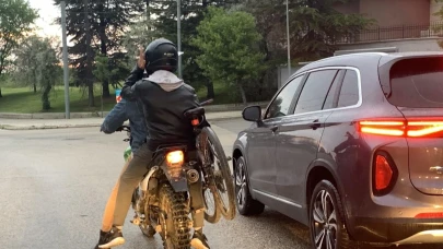 Eskişehir&#8217;de Motosikletlinin Tehlikeli Yolculuğu