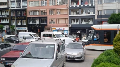 Eskişehir&#8217;de Otobüs Kuyruğu Trafiği Sıkıştırdı