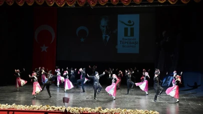 Eskişehir&#8217;de Halk Dansları Topluluğu Beğenileri Topladı