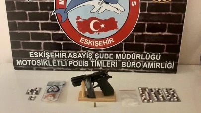 Eskişehir&#8217;de Şüpheli Aracından Silah ve Uyuşturucu Bulundu