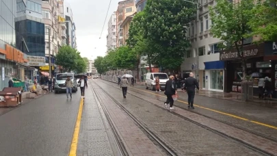 Eskişehir&#8217;de Aniden Bastıran Yağmur Hazırlıksız Yakaladı