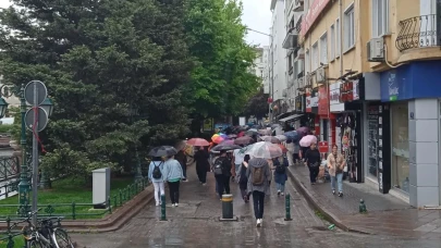 Eskişehir&#8217;de Şemsiyelerden Renkli Görüntü Oluştu