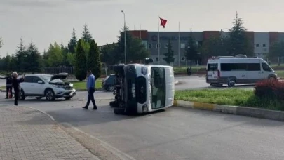 Eskişehir&#8217;de İşçi Minibüsü Devrildi