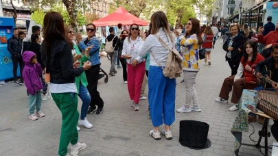 Eskişehir&#8217;de Müzikli Sokak Eğlencesi