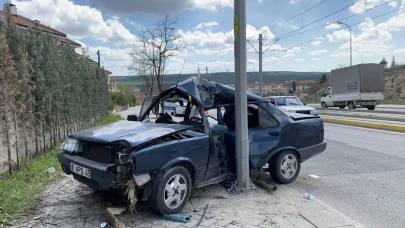 Eskişehir&#8217;de Kontrolden Çıkan Araç Direğe Çarptı