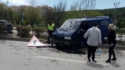 Eskişehir&#8217;de Minibüsün Orta Refüje Çıktığı Kaza