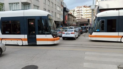 Eskişehir&#8217;de Aceleci Sürücüler Trafiği Tıkadı