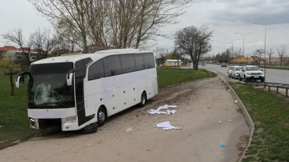 Eskişehir&#8217;de Yoldan Çıkan Otobüsteki 17 Kişi Yaralandı